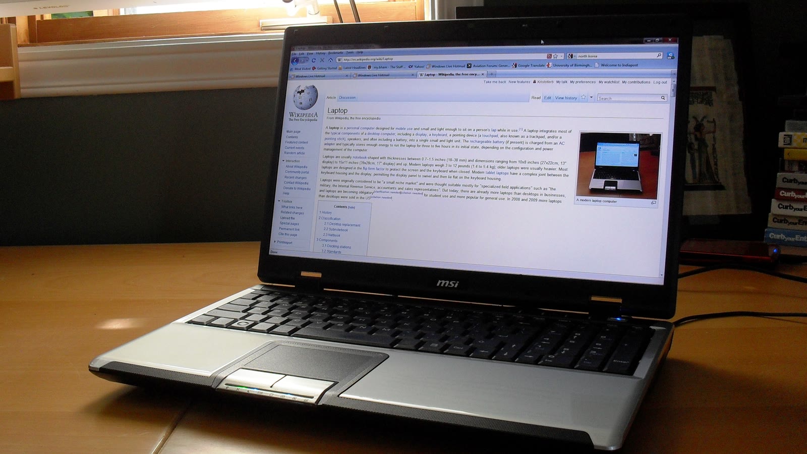 Laptop em uma mesa com uma página aberta — referência visual para landing page premium