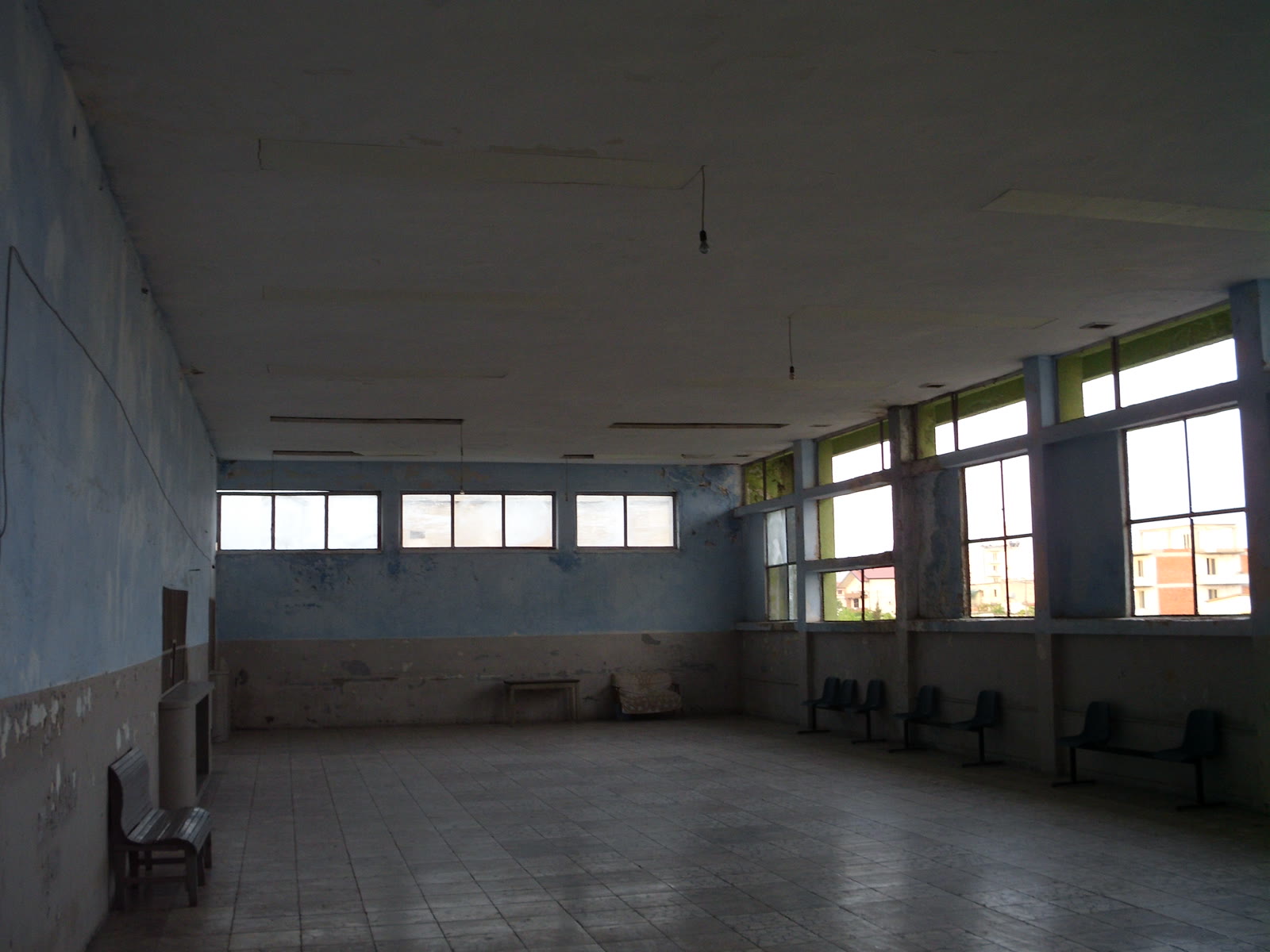 Sala de espera em clínica — SDR de IA para triagem, qualificação e agendamento