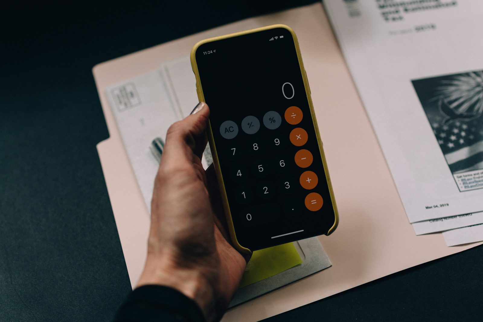 Caderno com anotações e calculadora sobre uma mesa (organização financeira)