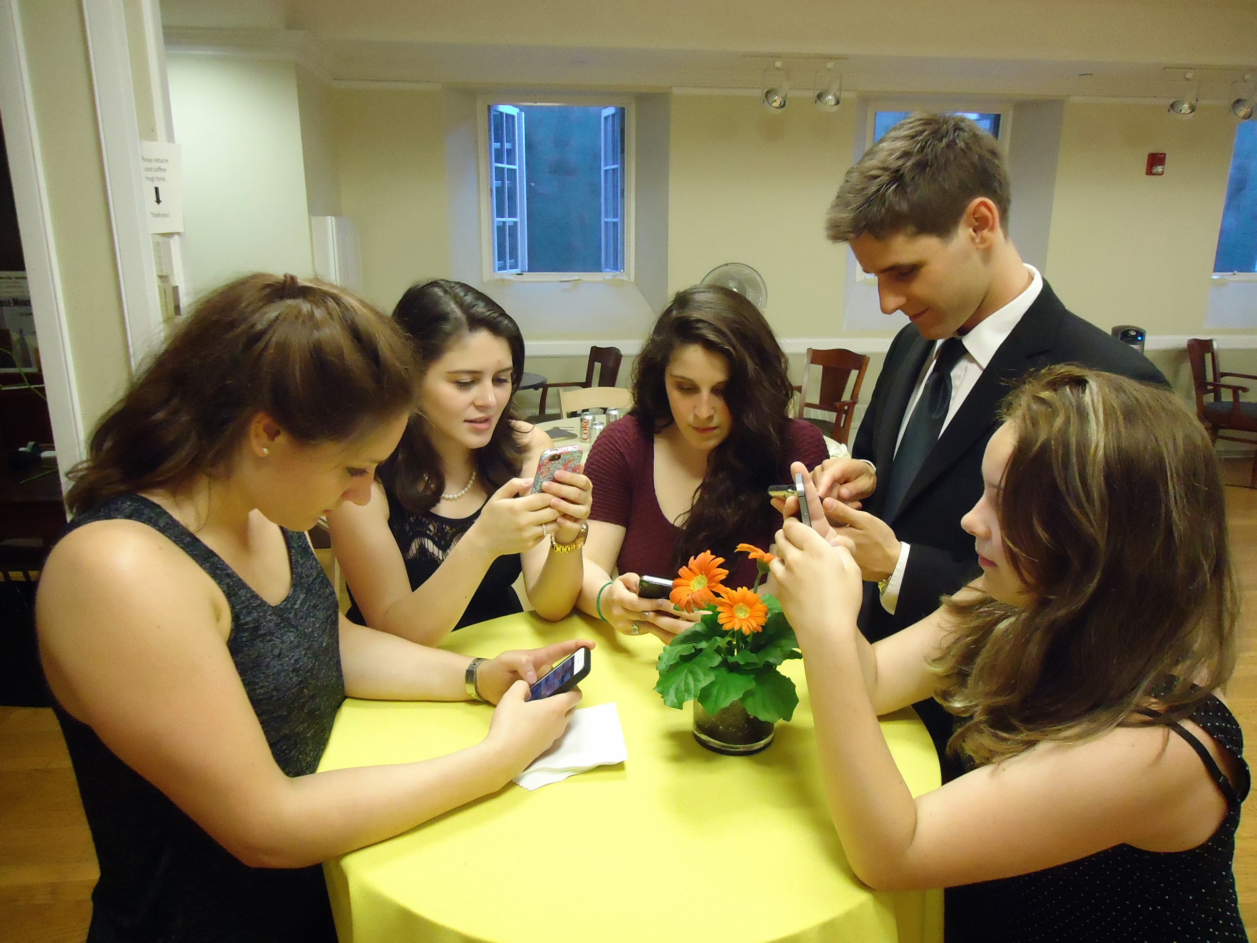 Pessoas digitando no smartphone durante atendimento e vendas