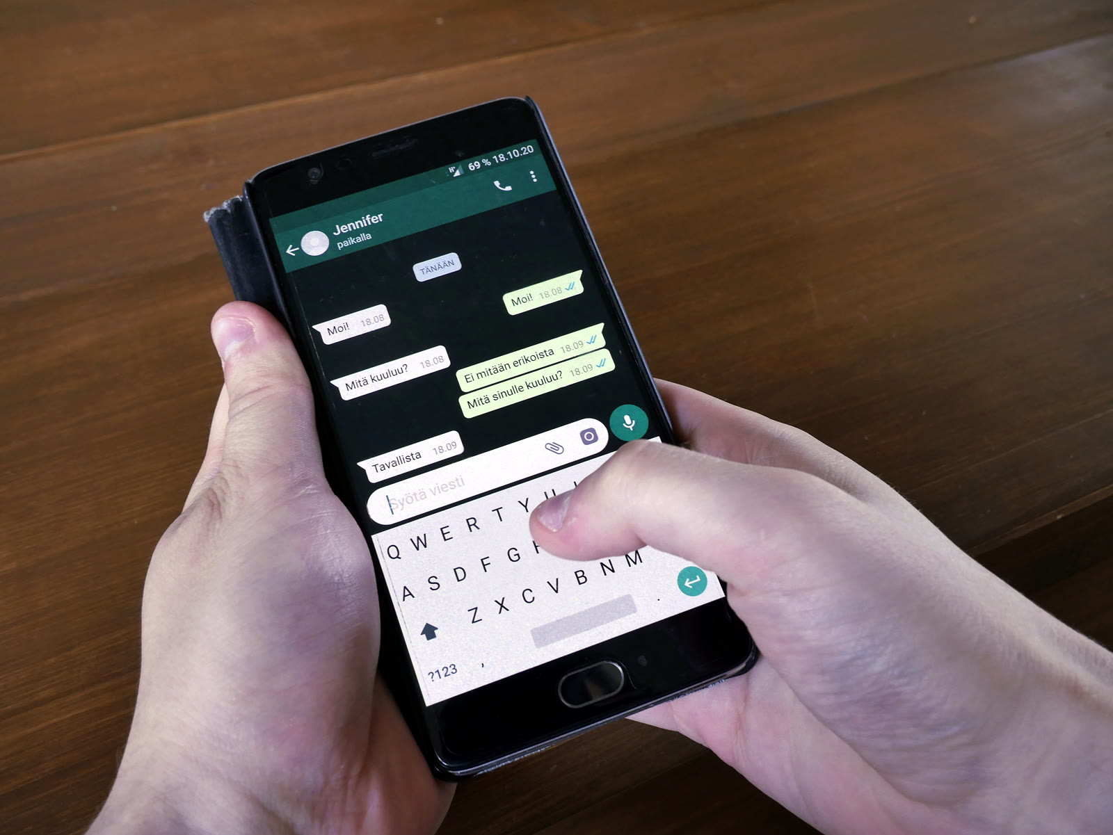 Pessoa conversando no WhatsApp, simbolizando atendimento e qualificação de leads